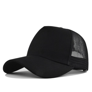 Detailoverzicht van zwarte ademende mesh trucker pet met een gebogen klep voorop