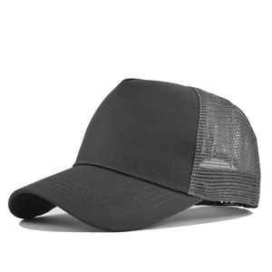 Detail van donkergrijze truckerpet met ademend mesh en gebogen rand met stiksels