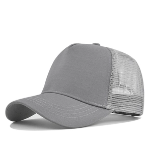 Detail van de donkergrijze 5-panel trucker pet met ademend mesh en een gebogen randafwerking