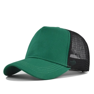 Zijaanzicht van donkergroene 5-panel trucker pet met ademend zwart mesh en een gebogen klep