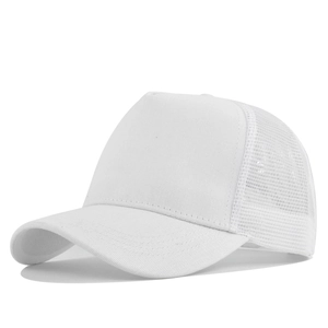 Zijaanzicht van de witte 5-panel mesh truckerpet met harde kroon en gebogen klep