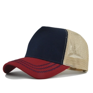 Marineblauwe en rode 5-panel trucker pet met mesh achterkant en golvende stiksels op de klep