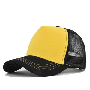 Detail van een gele trucker pet met zwart ademend gaas en gestikte gebogen rand