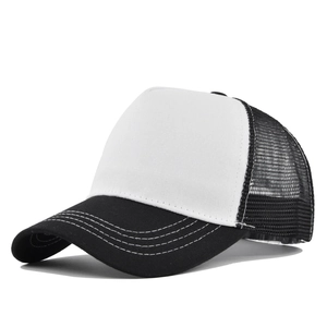 Detail van zwart-witte truckerpet met mesh achterkant en witte contraststiksels