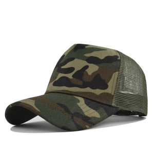 Detail van de camouflage trucker pet met ademend groen mesh en een voorgebogen klep