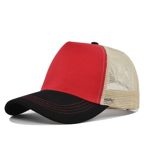 Detailweergave van driekleurige truckercap met rood katoen en ademend beige mesh-materiaal