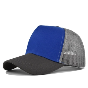 Detail van de koningsblauwe en grijze mesh trucker pet met een gebogen klep en stiksels