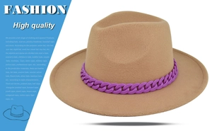 Dettaglio di un cappello fedora in lana cammello con catena decorativa in plastica viola