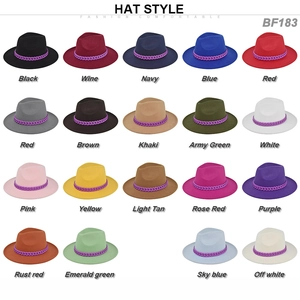 Dettaglio della collezione di cappelli jazz in feltro con catena viola decorativa