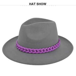 Dettaglio cappello fedora in lana grigia con vistosa catena decorativa viola in plastica