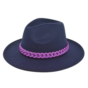 Dettaglio del cappello fedora blu scuro in feltro con elegante catena decorativa viola