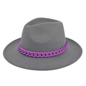 Vista dettagliata del cappello fedora grigio in lana con catena decorativa in plastica viola