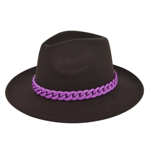 Dettaglio cappello fedora marrone scuro con decorazione a catena viola a maglie larghe