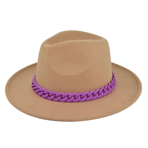 Dettaglio cappello fedora kaki con catena decorativa viola e tesa larga in feltro morbido