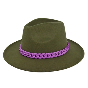 Dettaglio cappello fedora in lana verde militare con grossa catena in plastica viola