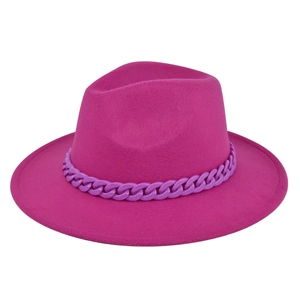 Dettaglio di un cappello di feltro rosa a tesa larga con decorazione a catena viola