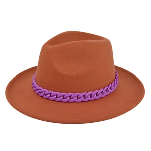 Dettaglio del cappello fedora caramello con decorazione a catena viola di tendenza