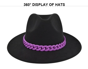 Dettaglio di un cappello fedora nero in feltro a tesa larga con catena viola decorativa