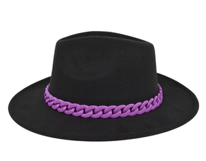 Dettaglio del cappello fedora nero in stile British con decorazione a catena viola