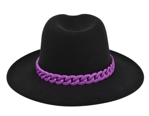 Dettaglio cappello fedora nero a tesa larga con decorazione a catena viola in acrilico