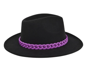 Dettaglio di cappello in lana vintage britannico con catena decorativa viola