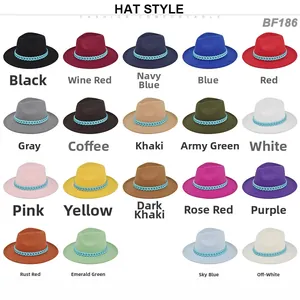 Flache Fedora-Hut-Kollektion in 19 Farben mit dekorativen hellblauen Kettenriemen