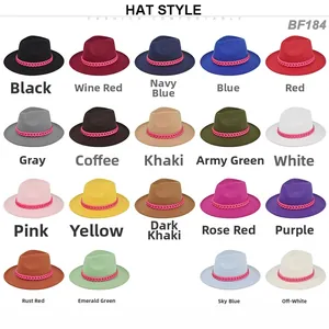 Vista dettagliata della griglia di cappelli fedora in feltro con catene rosa alla moda
