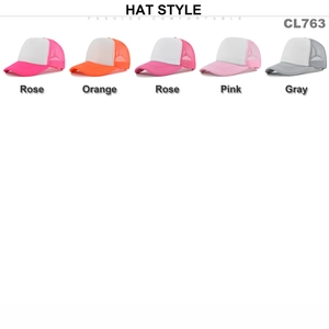 Vista piatta di cappellini trucker colorati con pannelli frontali bianchi in varie tonalità