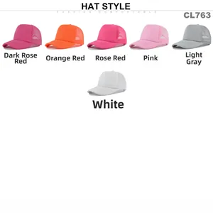 Flache Darstellung von Trucker-Caps in Pink, Grau und Weiß mit Mesh und gebogenem Visier