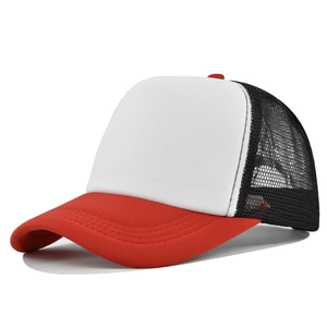 Cappellino trucker a tre colori con visiera rossa fronte bianca e rete nera traspirante