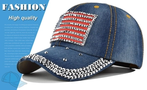 Détail du drapeau américain en strass et cristaux étincelants sur casquette denim