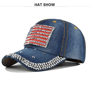Détail de la casquette en denim avec drapeau américain en strass et rivets métalliques