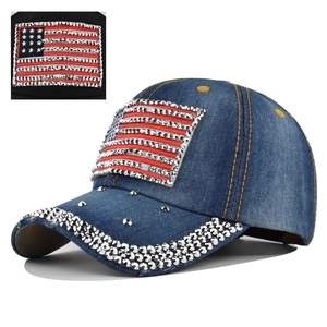Détail d'une casquette en denim avec drapeau américain en strass et bordure ornée