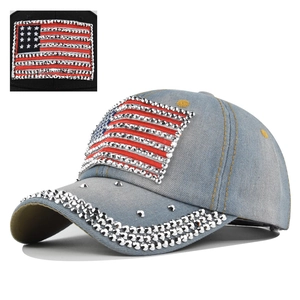 Détails des strass sur le drapeau américain d'une casquette en jean au style délavé vintage