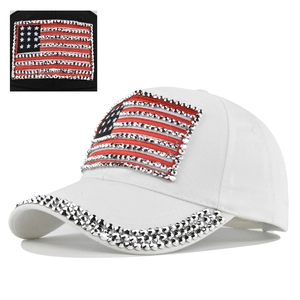 Détails de strass scintillants formant le drapeau américain sur casquette denim