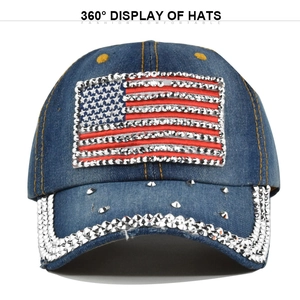 Gros plan détaillé d'une casquette en denim bleu avec motif drapeau américain en strass