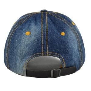 Détail de casquette en jean avec coutures jaunes contrastées et sangle en cuir