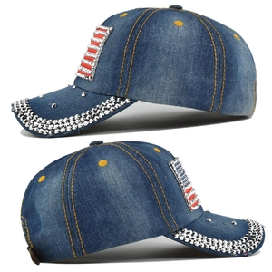 Détails de la casquette en denim avec strass étincelants et rivets métalliques