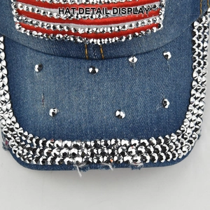 Détail macro de casquette en jean avec strass brillants et motifs à rayures rouges et blanches