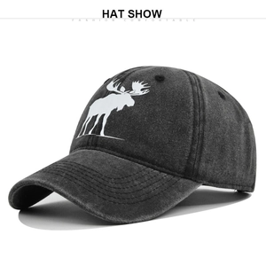 Détail du tissu en toile délavée et de l'imprimé silhouette d'élan blanc sur la casquette