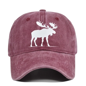 Détail du tissu en coton délavé et de l'impression de silhouette d'élan sur la casquette