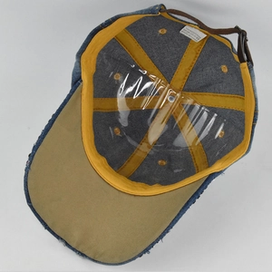 Vue détaillée de l'intérieur de la casquette en jean avec coutures en coton et bride cuir