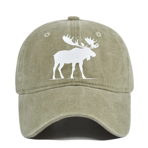 Gros plan sur une casquette en coton lavé vert olive avec silhouette d'élan blanc