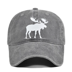 Détail de la casquette de baseball en denim gris délavé avec imprimé silhouette de cerf