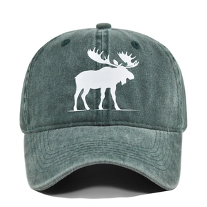 Détail de l'imprimé élan blanc sur une casquette de baseball en coton lavé vert