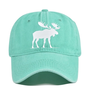 Détail d'une casquette de baseball verte délavée avec silhouette de cerf blanc et œillets d'aération
