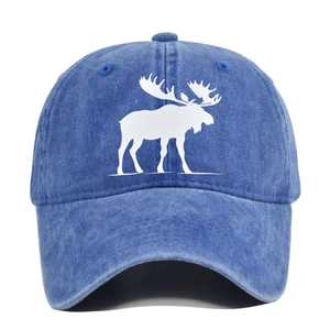 Détail de la casquette en coton bleu marine délavé avec silhouette d'élan blanc imprimée