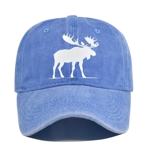 Détail de l'imprimé silhouette de cerf blanc sur la casquette en coton lavé vintage