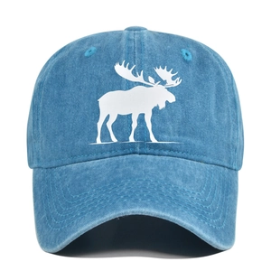 Détail d'une casquette en denim bleu délavé avec silhouette d'élan blanc imprimée