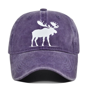 Détail d'une casquette en coton délavé violet avec un logo de silhouette de cerf blanc